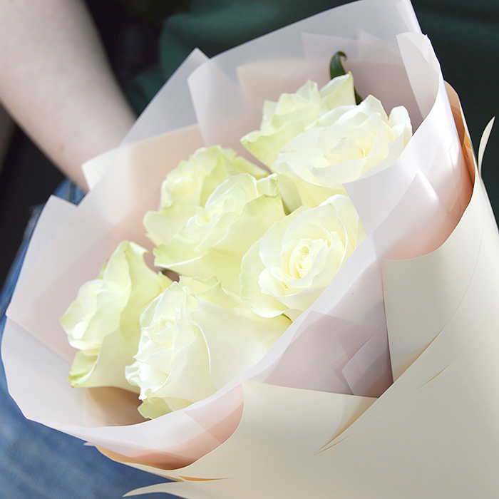 Букет Белые розы в нежной упаковке