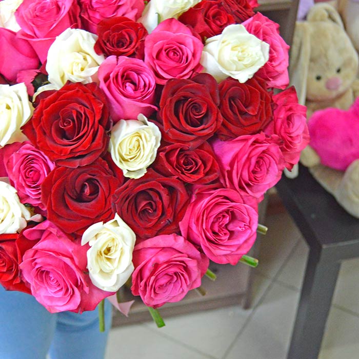 Букет из 55 разноцветных роз